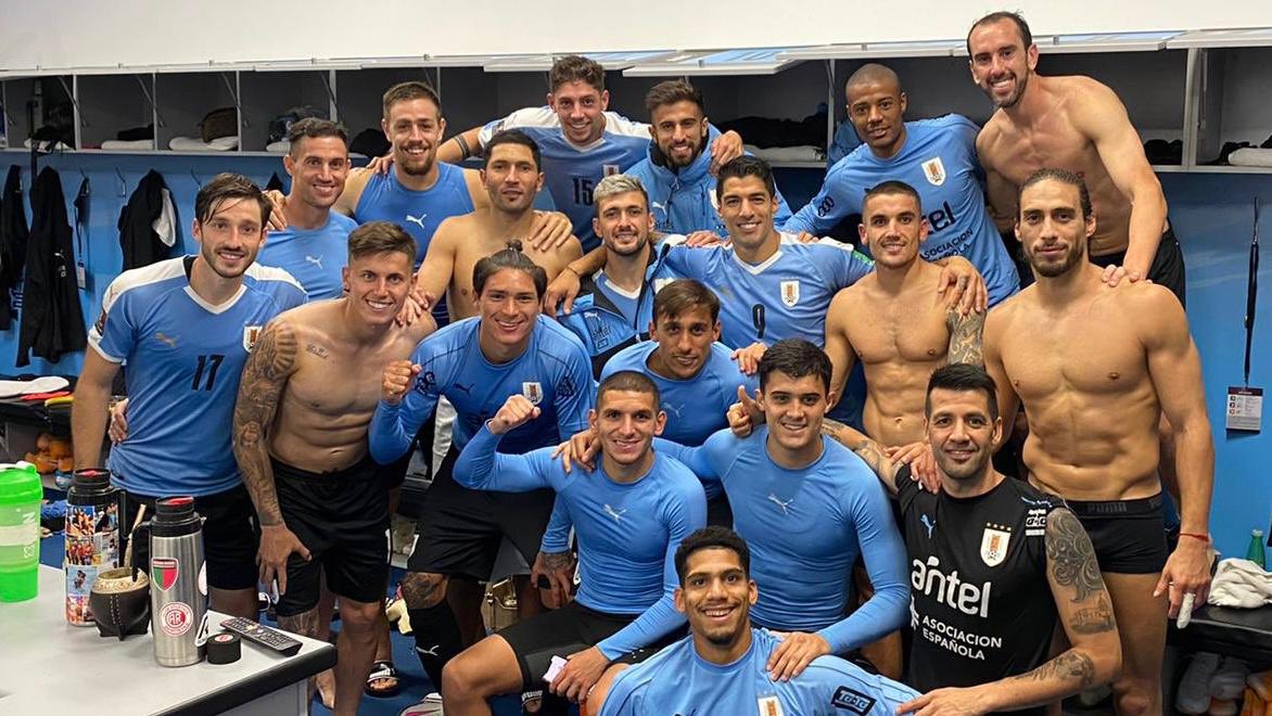 Uruguay le ganó 2 a 1 a Chile en un partido lleno de polémicas