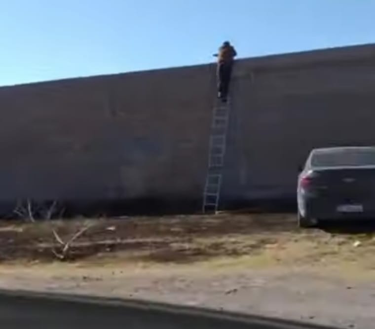 Un padre usa una escalera de 3 metros para ver jugar a su hijo en inferiores