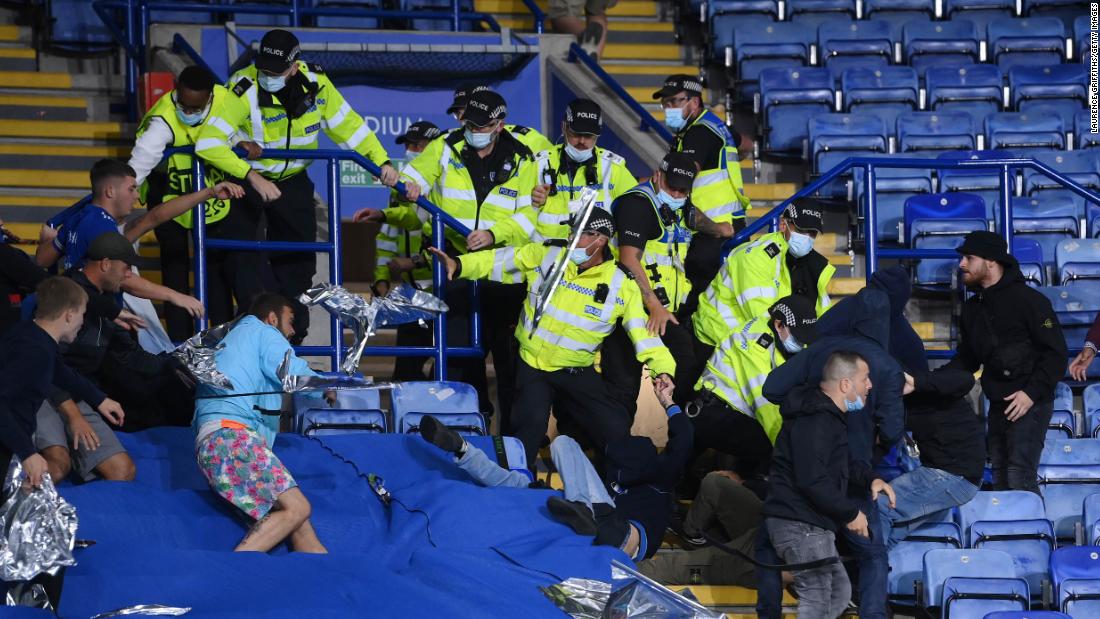 Video: violento cruce entre hinchas y la policía en la Europa League