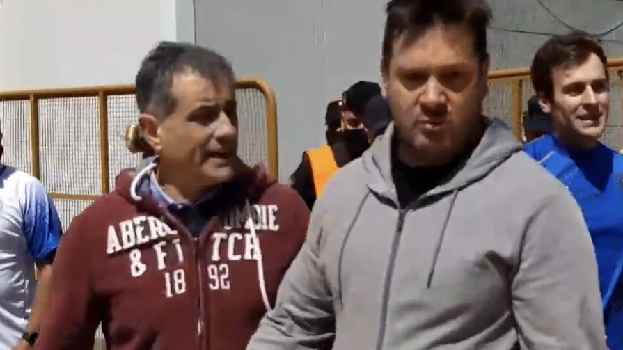 Video: la pelea de José Mansur con un hincha en el Malvinas Argentinas