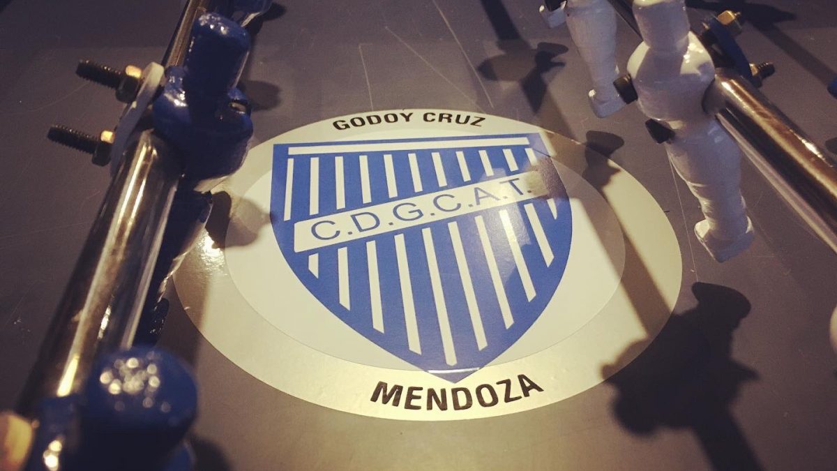 Un hincha de Godoy Cruz y el metegol del Tomba