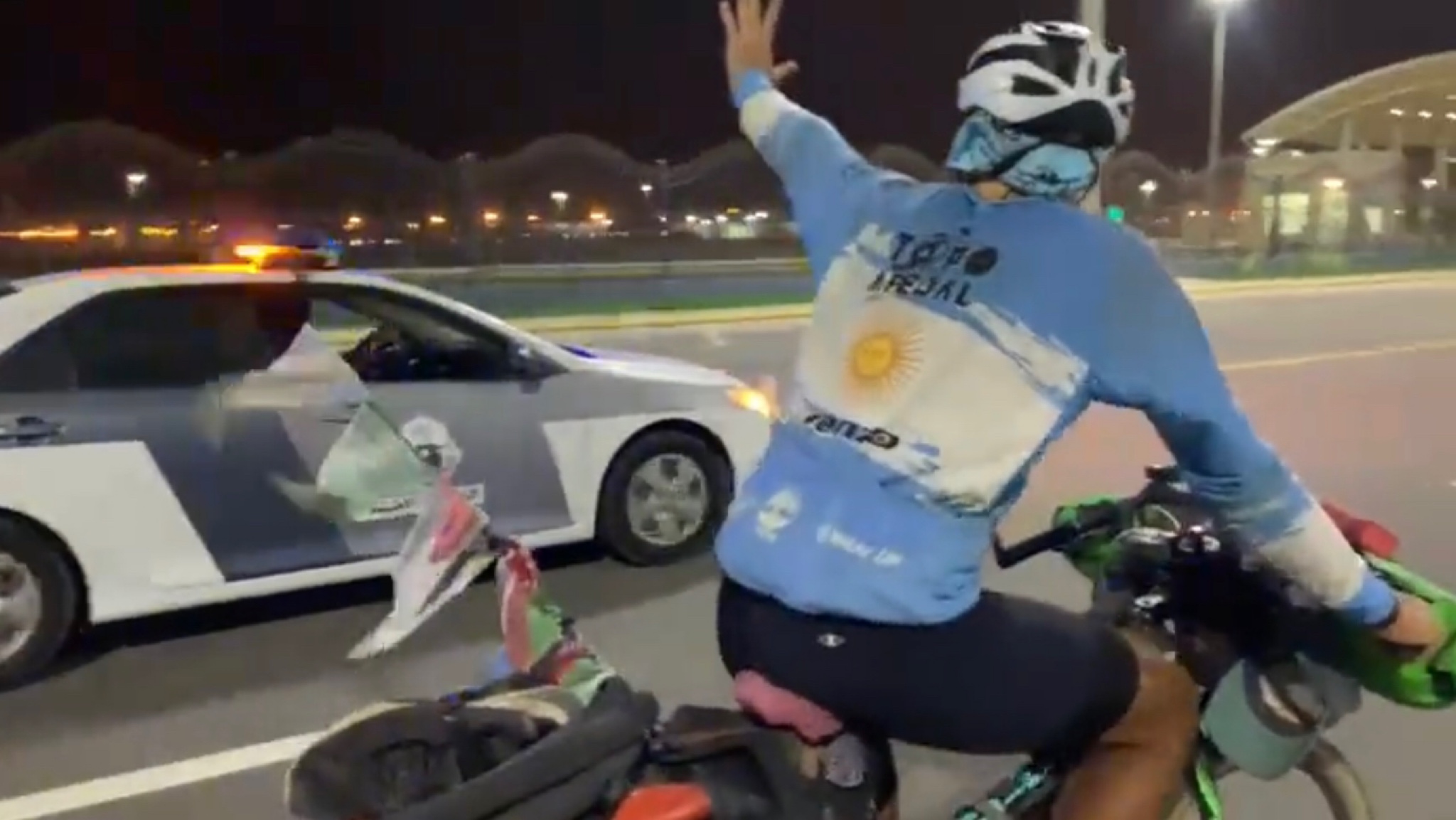 Hinchas argentinos llegaron a Qatar en bicicleta 