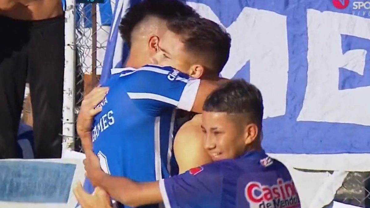 Video: el hincha que entró a festejar con los jugadores de Godoy Cruz